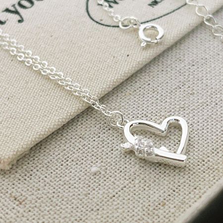 Collier pendentif en argent sterling élégant en forme de cœur avec une seule pierre CZ étincelante.
