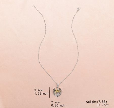Vue détaillée du pendentif en argent en forme de cœur avec des ailes d'ange.