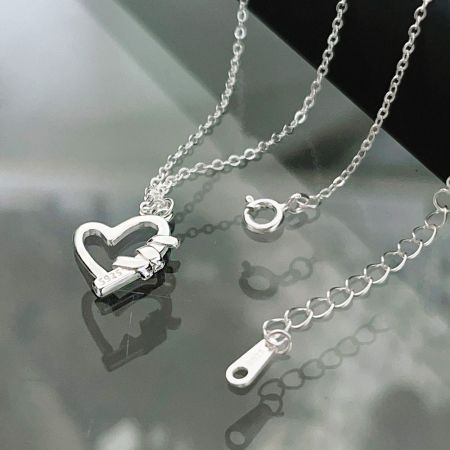 Collier pendentif en argent sterling S925 en forme de cœur, mettant en valeur le poinçon de qualité.