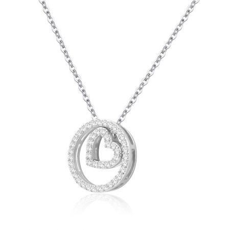 Toma detallada de la cadena y el cierre chapados en rodio del collar Silver Halo Heart.