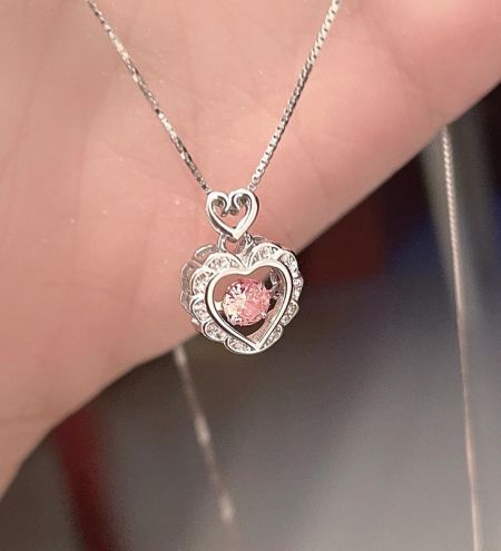 Collar de Corazón Abierto de Circonio Cúbico Danza de Plata Esterlina 925 - Primer plano de un collar de corazón abierto de plata esterlina 925 con una gema de circonio cúbico rosa central que danza.