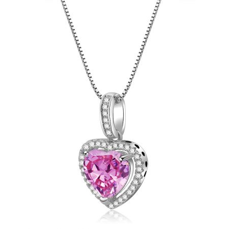 Detaljerad vy av den silverfärgade hjärtanhängaren med en rosa ädelsten och omgivande vita stenar.