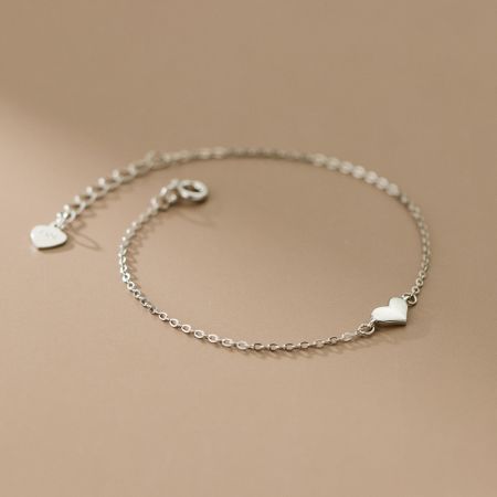 Een gedetailleerd uitzicht op de sterling zilveren hartkettingarmband, met nadruk op zijn delicate charme.