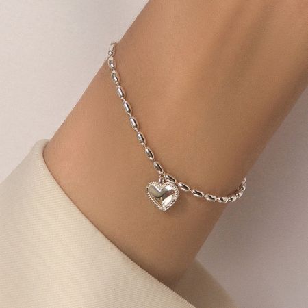 Detailed view of the 925 sterling silver heart pendant bracelet.