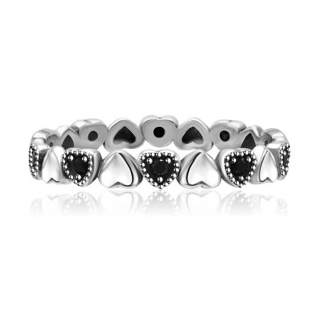 Bague en argent sterling 925 Cœur Noir CZ Forever More. - Artisanat détaillé de la collection 925 Argent Sterling Cœur Noir CZ Forever More, présentant des maillons en forme de cœur et des pierres noires.