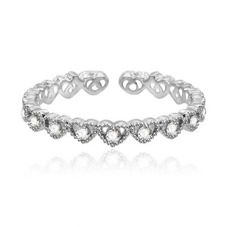 Stapelbare Vintage Geïnspireerde Hartbandring - Close-up van een stapelbare vintage-geïnspireerde hartbandring, gemaakt van rhodium-geplateerd messing en versierd met witte cubic zirconia stenen.