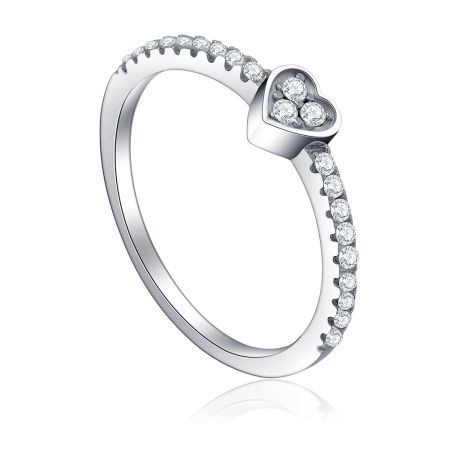 Vista detallada del anillo de plata esterlina en forma de corazón con brillante circonita cúbica