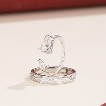 Set di anelli promessa coppia regolabili in argento sterling 925 con design a rosa - Un set di anelli promessa coppia in argento sterling 925, uno con una pietra a forma di cuore e l'altro con un design di fascia intricato.