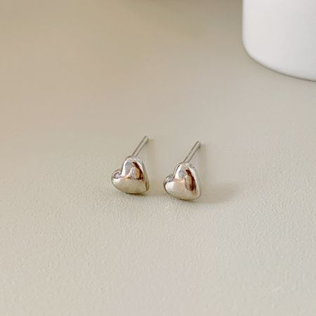 Vista en primer plano de los pendientes de plata en forma de corazón.