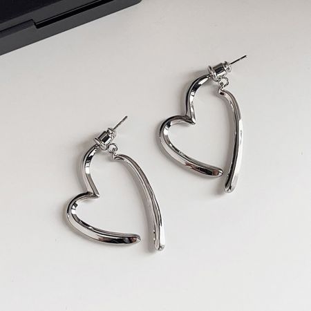 Vista detallada de los pendientes de corazón de plata con postes de aguja de plata 925.