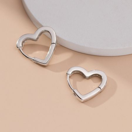 Scatto dettagliato del prodotto degli orecchini a cerchio a forma di cuore in argento sterling 925.