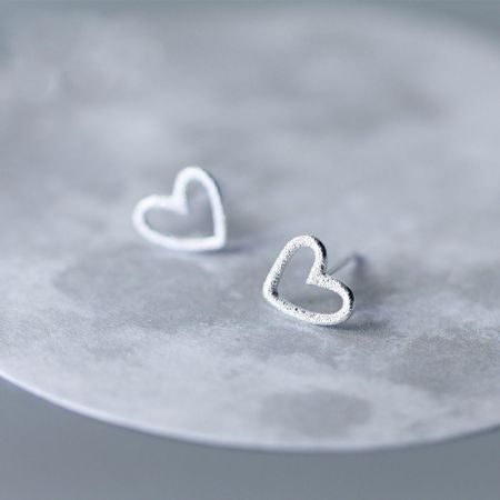 Orecchini a perno a forma di cuore vuoto in argento sterling 925 piccoli (5 paia) - Un paio di orecchini a perno a forma di cuore vuoto in argento sterling 925 con una finitura testurizzata, esposti su uno sfondo bianco pulito.