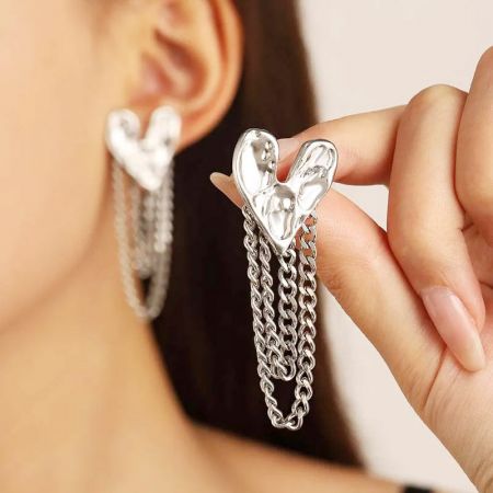 Pendientes de Post de Cadena de Enlace de Corazón Martillado de Acero Inoxidable (5 pares) - Un par de pendientes de corazón de acero inoxidable martillado con delicados flecos de cadena colgando abajo, exhibidos sobre un fondo blanco.