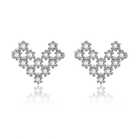 Boucles d'oreilles en forme de cœur - Une paire de boucles d'oreilles en argent en forme de cœur ornées de pierres en zircon cubique transparent scintillantes, sur un fond blanc.