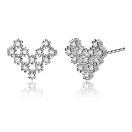 Détail en gros plan de la boucle d'oreille en argent en forme de cœur, mettant en valeur l'agencement floral des cristaux transparents.