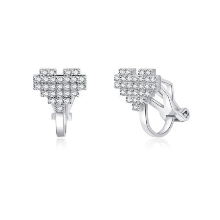 Ángulo lateral del pendiente de clip en forma de corazón chapado en rodio que resalta su elegante perfil.