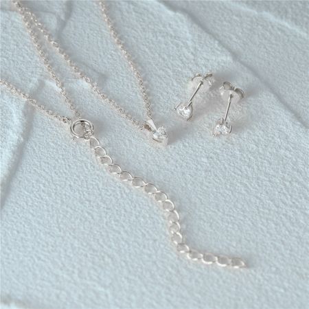 Vue détaillée du collier et des boucles d'oreilles en zircon cœur en argent sterling 925.
