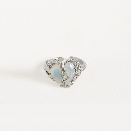 Vista detallada del anillo de ópalo en forma de corazón chapado en plata.