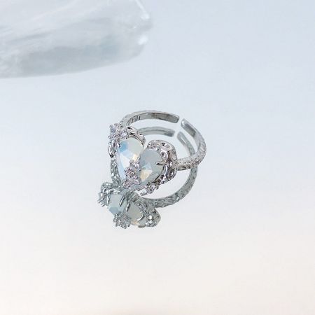 Otro ángulo del hermoso anillo de ópalo en forma de corazón chapado en plata.