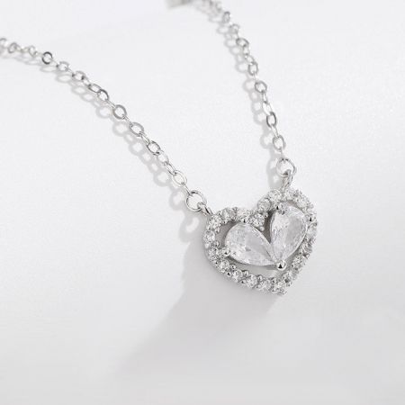 Conjunto de collar con colgante de corazón de zirconia cúbica de plata esterlina 925. - Un collar con colgante de corazón de plata esterlina 925 que presenta un brillante centro de zirconia cúbica en forma de corazón.