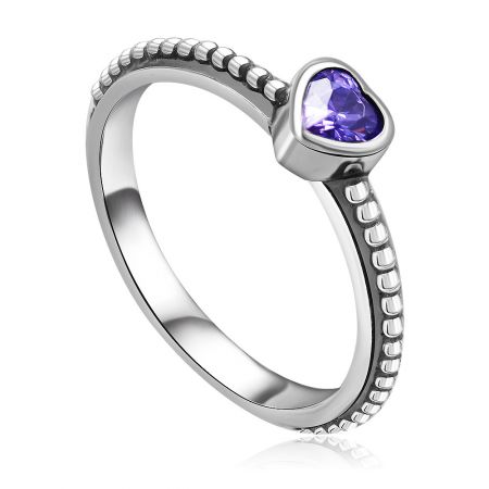 Perfil lateral del anillo apilable de corazón púrpura, destacando la intrincada textura decorativa en la banda de plata.