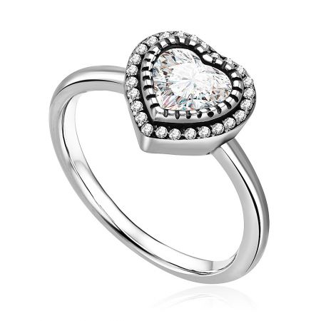 Vue latérale de la bague en argent sterling en forme de cœur, mettant en valeur les brillants pierres en zircon cubique.