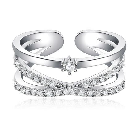 Zirkonia gekruiste ring - Een stijlvolle ring van messing met rhodiumafwerking, met een kruislings ontwerp bezaaid met heldere cubic zirconia stenen.