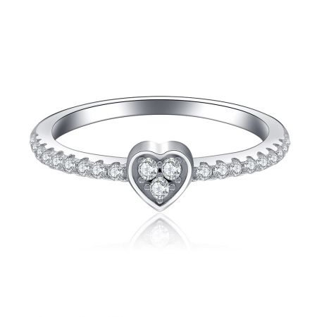 Anello a forma di cuore in argento per signore - Un primo piano dell'anello a forma di cuore in argento per signore, che mostra il suo design a forma di cuore in argento sterling adornato con scintillanti pietre di zirconia cubica.