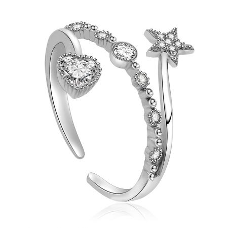 En detaljerad vy av Star Heart Band Ring, som framhäver hjärt- och stjärnmotiven prydda med briljanta kubiska zirkon.
