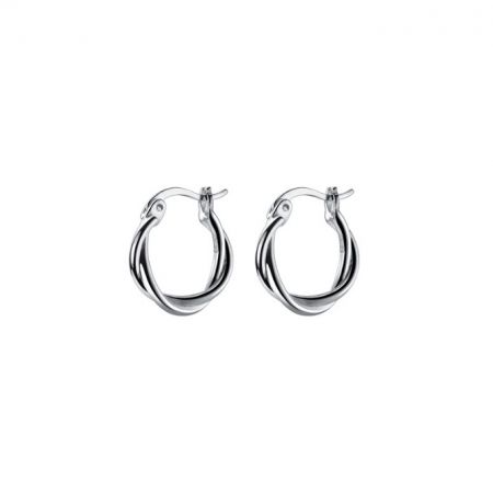 Una ripresa dettagliata degli orecchini a cerchio attorcigliato in argento sterling 925, evidenziando il design attorcigliato intricato e la chiusura a perno sicura.