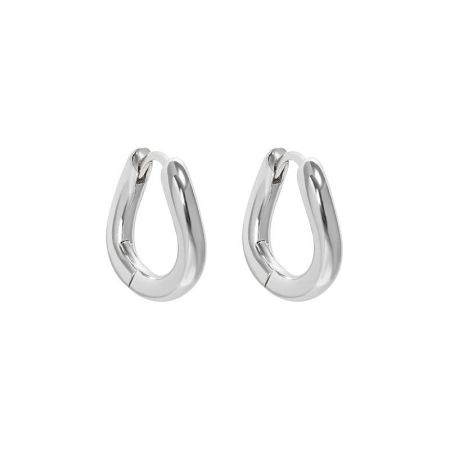 Een paar gepolijste 925 sterling zilveren creolen, de zilveren variant van het product.