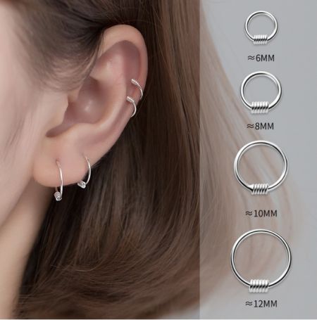 Orecchini a cerchio semplici in argento sterling 925 da 6 a 12 mm - Un modello che indossa vari modelli di orecchini a cerchio semplici in argento sterling 925 di JR Fashion Accessories, con un grafico di confronto delle dimensioni.