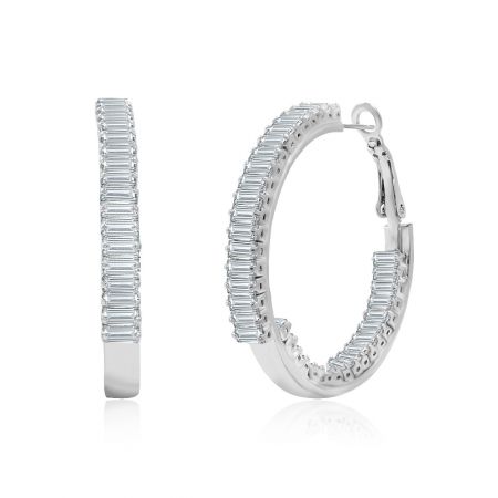 Pendientes de aro grandes de CZ brillantes de 40 mm. - Un primer plano de los pendientes de aro grandes de CZ brillantes de 40 mm, mostrando el elegante metal plateado y dos filas de cúbicas de zirconia cortadas en baguette.