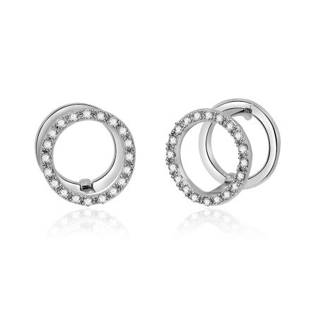 Una exhibición elegante de los pendientes Huggie Circle Clear CZ, enfatizando su diseño elegante y delicado para el uso diario.