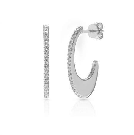 Pendientes de aro en forma de luna creciente. - Un par de pendientes de aro en forma de luna plateados adornados con piedras de circonio cúbico blancas y brillantes, mostrados contra un fondo blanco limpio.