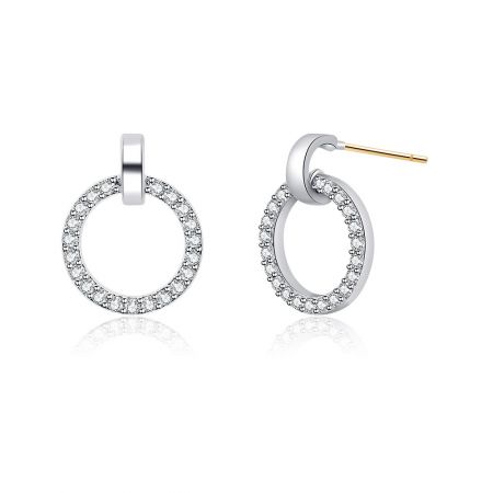 Outro ângulo dos elegantes Brincos de Ponto Pave Círculo de Ródio, exibindo seu design minimalista e brilhante.