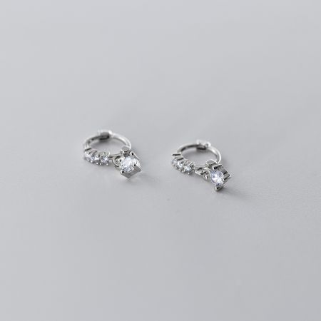 Brincos de argola de prata elegantes com pedras preciosas claras, exibindo um design limpo e moderno.