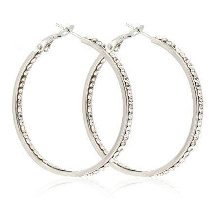 Vue latérale détaillée des boucles d'oreilles en argent mettant en valeur les embellissements en cristal clair.