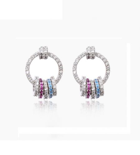 925 Sterling Zilver Minimalistische Zirkonia Dangle Oorbellen - Close-up van minimalistische druppeloorbellen van 925 sterling zilver met een hoepelontwerp en een levendige cluster van kleurrijke cubic zirconia stenen.