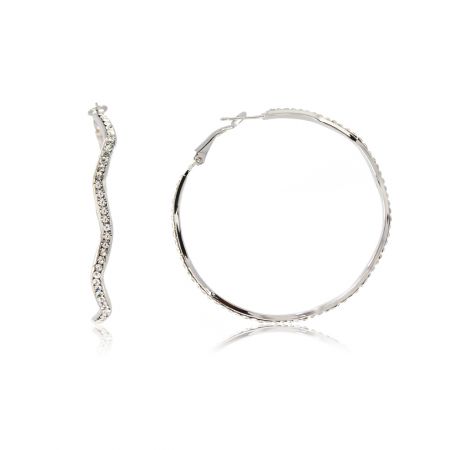 Boucles d'oreilles en cristal en rhodium - Une paire de boucles d'oreilles en cristal en rhodium élégantes avec un design en argent ondulé et des embellissements en cristal tchèque blanc étincelants.