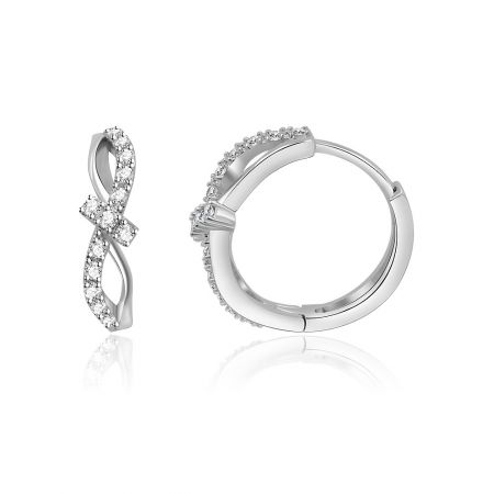Vue latérale des boucles d'oreilles Huggie Interlock CZ montrant le design en symbole d'infini et le sertissage de pierres précieuses.