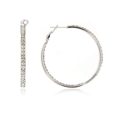 Boucles d'oreilles créoles rondes en cristal de rhodium - Un gros plan des boucles d'oreilles créoles rondes en cristal de rhodium, montrant les détails des fixations en cristal tchèque blanc sur la créole de ton argent.