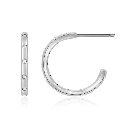 Vista dettagliata dell'orecchino a cerchio in argento Better Half Dot con decorazioni in diamante.