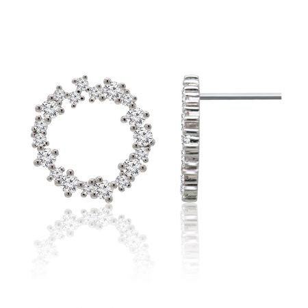 Gros plan détaillé des boucles d'oreilles Circle Cluster Halo mettant en valeur les pierres en zircon cubique étincelantes et le fermoir sécurisé.