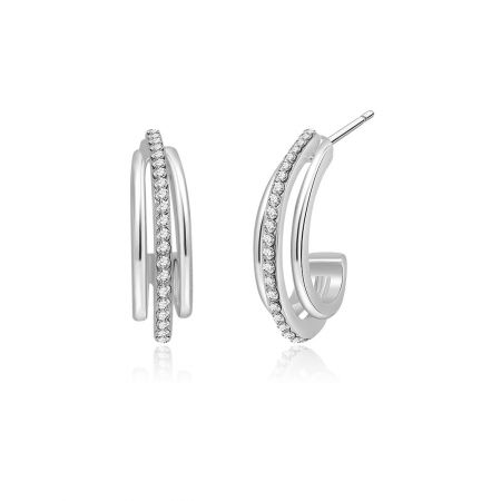 Perfil lateral de los pendientes de aro de plata que muestran los diamantes a lo largo del aro interior.