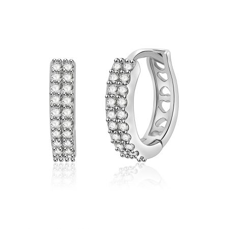 Une paire de boucles d'oreilles huggie à pavé double rang affichée pour montrer leur éclat brillant et leur design en anneau.