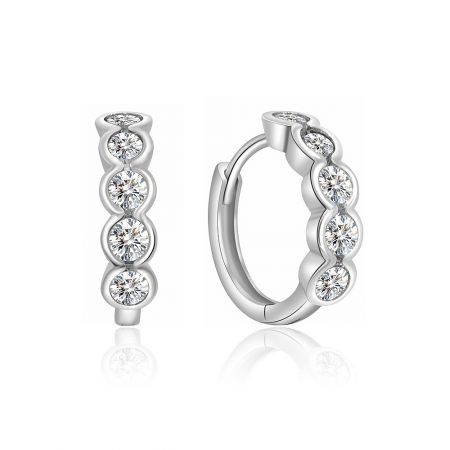 Vue rapprochée détaillée des boucles d'oreilles mini huggie plaquées rhodium, mettant en avant l'éclat brillant du zircon cubique.