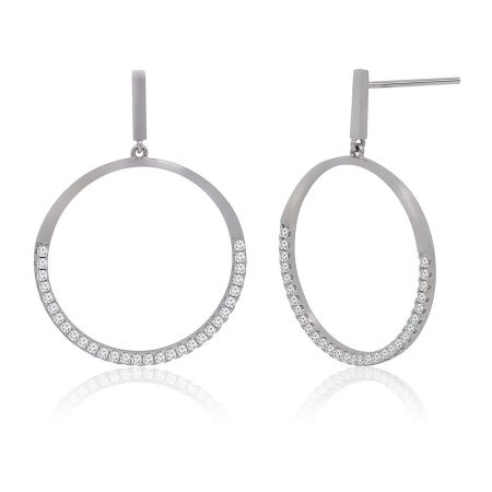 Close-up detail van de cubic zirconia stenen op de zilveren open ronde oorbellen.