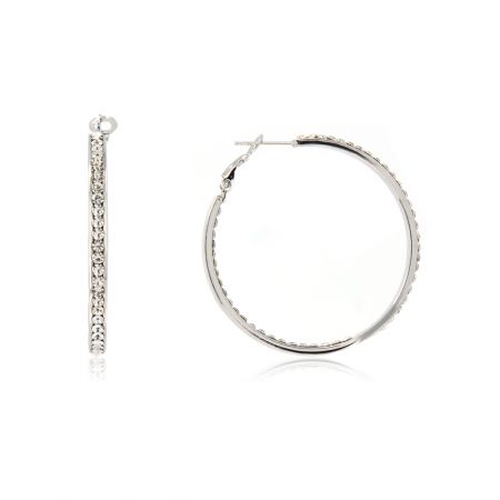 Boucles d'oreilles créoles en rhodium avec double rangée de cristaux - Une paire de boucles d'oreilles créoles plaquées rhodium avec une double rangée de cristaux tchèques blancs étincelants, présentée sur un fond blanc épuré.