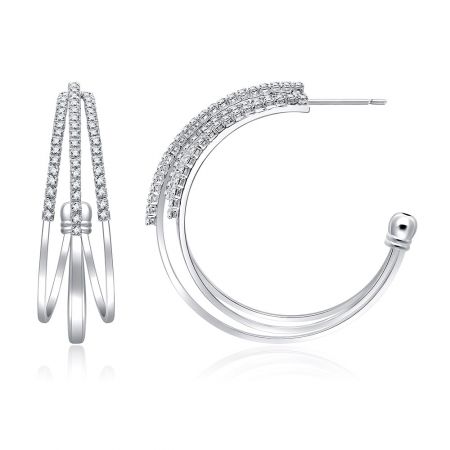 Vista dettagliata delle triple file di zirconia cubica sugli orecchini a semi-cerchio.